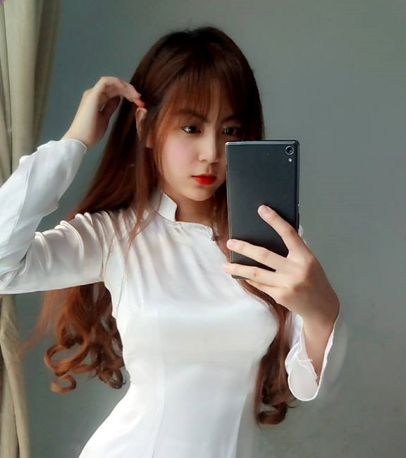 Nam Trân không phải là gương mặt quá xa lạ với cộng đồng mạng. Trước đó, cô từng được biết đến với hình ảnh "dậy thì thành công" và chuyện tình "đũa lệch" với bạn trai 6 năm của mình.