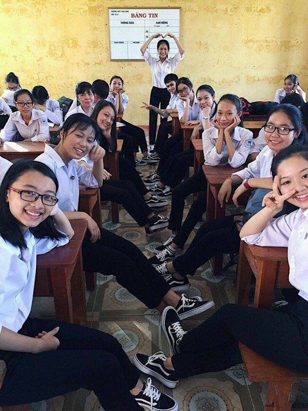 Ngày xưa khi còn đi học, mỗi lớp đều sẽ làm một cái gì đó riêng biệt để phân biệt lớp này với lớp khác, khối này với khối khác. Mà cái đơn giản nhất là làm hàng loạt áo đồng phục giống nhau, lớp nào khác biệt lắm thì có thêm những thiết kế độc đáo, ấn tượng, hay làm cả đồng phục cho mùa đông lạnh giá. Tuy nhiên, những trang phục đó chắc là ‘diễm xưa' rồi. Bây giờ muốn nổi bật và khác biệt, lớp bạn phải làm đồng phục giày như này mới hot!