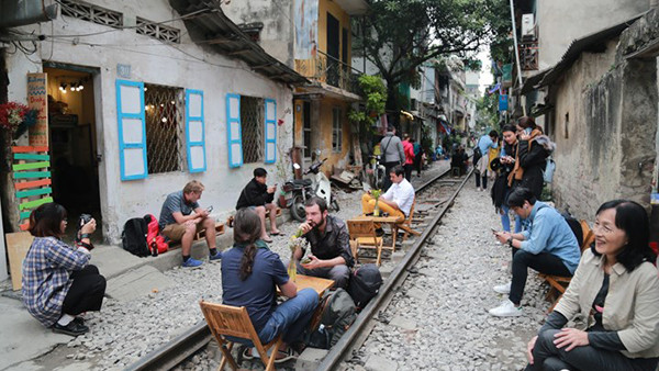 Mới đây, hình ảnh về các quán cafe giữa đường tàu mới mở ở ngõ 10, đường Điện Biên Phủ (Ba Đình, Hà Nội) đang thu hút sự chú ý của đông đảo bạn trẻ, đặc biệt là những du khách nước ngoài.