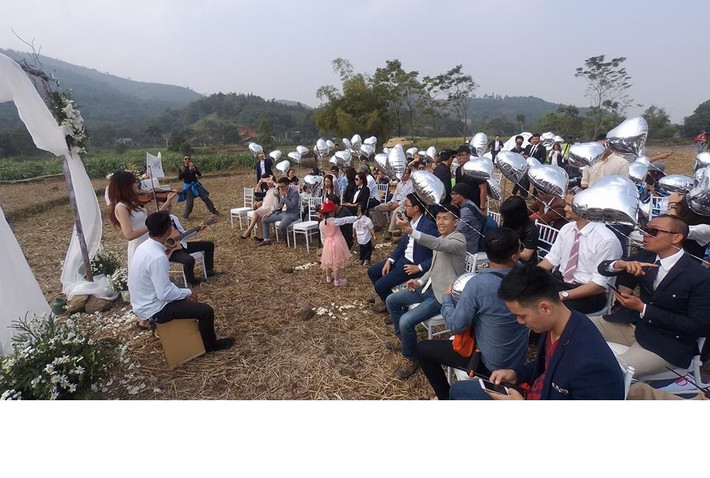 Nói về hoạt động nhảy dù của hai CLB, một thành viên đại diện cho biết cả hai bên đều đã được cấp giấy phép và hoạt động nhảy dù đều được thực hiện trong điều kiện tốt nhất, đặt yếu tố an toàn lên trên hết. Những yếu tố như sức khỏe, thể chất của người nhảy dù, thời tiết, các phương tiện bảo hộ... đều được thành viên trong nhóm tính toán, chuẩn bị rất kỹ lưỡng trước khi đám cưới dù lượn của Tuấn Dũng - Hải Yến diễn ra. Ảnh trong bài: Vietwings Hanoi & HNPG.