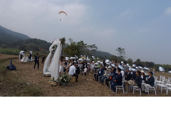 Được biết đây là đám cưới rước dâu bằng dù lượn do hai câu lạc bộ Dù lượn Hà Nội và Vietwings Hanoi kết hợp tổ chức cho hai thành viên của họ. Nơi diễn ra đám cưới là trên một cánh đồng thuộc huyện Chương Mỹ, Hà Nội. Và đúng với cái "chất" của những người yêu thích nhảy dù, đám cưới này khiến nhiều người kinh ngạc với màn rước dâu bằng dù lượn, cô dâu, chú rể cùng một vài thành viên trong đoàn rước dâu đều từ trên trời đáp xuống.