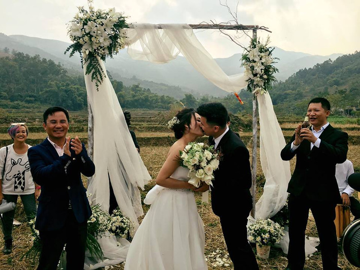 Sau khi hạ cánh an toàn, cô dâu, chú rể cùng bước vào lễ đường trong sự hoan nghênh, tán thưởng của những vị khách. Họ trao nhau một nụ hôn ngọt ngào và những hình ảnh tuyệt vời này đã được thành viên 2 câu lạc bộ HNPG cùng Vietwings Hanoi ghi lại như một kỷ niệm đáng nhớ, đồng thời truyền thêm cảm hứng cho những người có cùng đam mê dù lượn. Được biết sau đám cưới dù lượn này, cặp đôi Tuấn Dũng - Hải Yến sẽ tổ chức thêm một đám cưới truyền thống tại tư gia vào cuối tháng 12 này.
