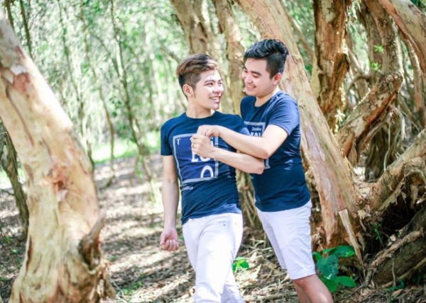 Được biết Trần Trọng Nghĩa và Lê Văn Cường quen biết nhau qua mạng xã hội và Facebook là cầu nối chính của hai người trong khoảng thời gian yêu nhau hơn 2 năm. Giống như nhiều bạn trẻ đồng tính khác ở Việt Nam, Cường và Nghĩa từ lâu luôn khao khát được sống và yêu như những người bình thường, nỗ lực để thay đổi định kiến của xã hội, cộng đồng với người đồng tính nói chung. Đám cưới của họ hôm 9/12 vừa qua cũng là kết quả xứng đáng của nhiều nỗ lực cùng với quan điểm sống thật với chính mình.