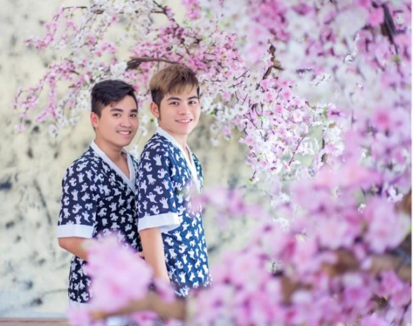 Trần Trọng Nghĩa và Lê Văn Cường quyết định tổ chức đám cưới với sự đồng thuận của gia đình không chỉ để tìm kiếm hạnh phúc thực sự cho mình mà còn muốn khẳng định những người đồng tính luôn có quyền được sống, được yêu thương một cách thiết thực như bao người khác. "Người đồng tính cũng là con người như bao người khác, đừng kì thị và xa lánh họ. Quan trọng là bạn hãy làm những gì mình thích, miễn không trái với lương tâm là được”, Lê Văn Cường chia sẻ.