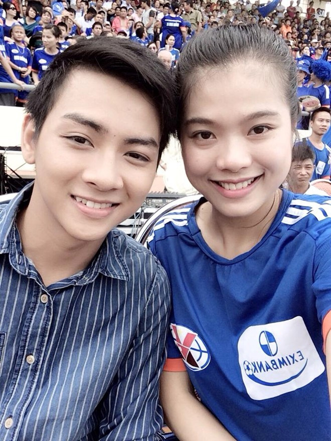 Ngoài nhan sắc và thành công đáng kể tại VCK Hoa hậu Việt Nam 2014, Đỗ Thị Huệ còn được biết đến là một nữ cổ động viên nổi tiếng tại quê hương Quảng Ninh.