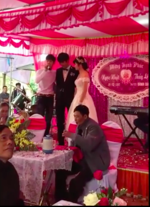Ban đầu, quan viên hai họ cùng cô dâu chú rể đều phải bật cười trước lời giới thiệu "thật như bịa" này của chàng trai. Nhưng đến khi những câu hát da diết của chàng trai này cất lên, mỗi lúc một "thảm thiết" khiến cho không khi buồn thương bao trùm cả đám cưới. Những câu hát như tâm trạng dồn nén bấy lâu của chàng trai chứng kiến "cái kết" có hậu cho người khác nhưng "đắng" cho bản thân mình.