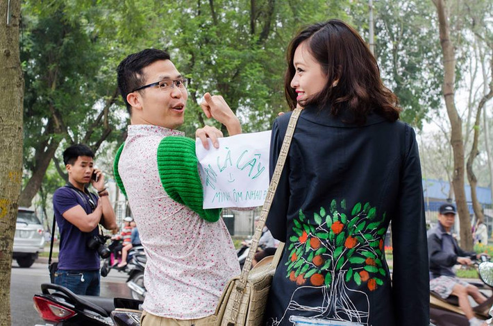 "Tôi là cây! Hãy ôm tôi và cảm nhận tình cảm". "Tôi là một cây khỏe mạnh. Xin đừng chặt tôi"... Với ý tưởng khơi nguồn từ phong trào free hug, không ít bạn trẻ bỏ thời gian cá nhân, ra đứng trên vỉa hè, lề đường, tự nhận mình là cây xanh để được ôm và chia sẻ quan điểm bảo vệ cây xanh với mọi người.