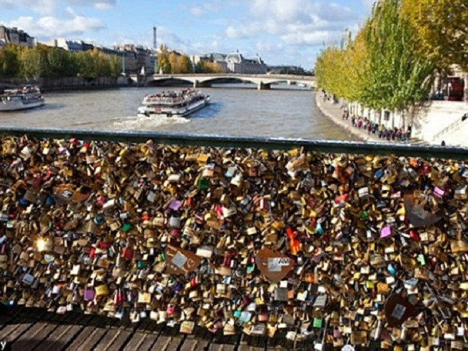 Cầu khóa tình yêu Pont des Arts – Paris – Pháp được rất nhiều cặp đôi du lịch tới đây, chỉ để cùng nhau khóa một ổ khóa trên cây cầu minh chứng tình yêu nổi tiếng thế giới này.