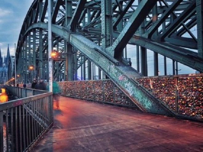 Cầu Hohenzollern – Cologne – Đức từ lâu đã trở thành một nơi vô cùng ý nghĩa và quan trọng để các cặp đôi gửi gắm tình yêu của mình vào những ổ khóa tình yêu.