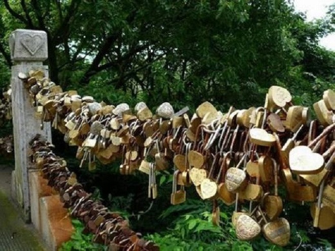 Cây cầu tình yêu nổi tiếng này nằm gần khu bảo tồn thiên nhiên Trương Gia Giới (Trung Quốc). Theo truyền thuyết của đất nước này, cặp đôi nào tới đây, cùng nhau khóa một ổ khóa trên cây cầu này, cùng ném chiếc chìa khóa xuống vực thẳm, thì tình yêu của họ sẽ mãi mãi trường tồn Cây cầu Ponte Vecchio cũng nổi tiếng không kém là nơi minh chứng cho tình yêu đôi lứa. Cây cầu được xây dựng từ thời La Mã – khoảng năm 996, có kiến trúc và lịch sử vô cùng nổi tiếng tại Ý. Cây cầu này không có thành cầu, nhìn từ xa cũng rất ít người nghĩ nó là một cây cầu. Không chỉ nổi tiếng với những cặp đôi yêu nhau, những người chưa hoặc đang mong muốn có người yêu thì đều có thể mang khóa tới đây, viết tên người mình yêu thương lên đó và cầu mong điều ước của mình sẽ thành sự thật.