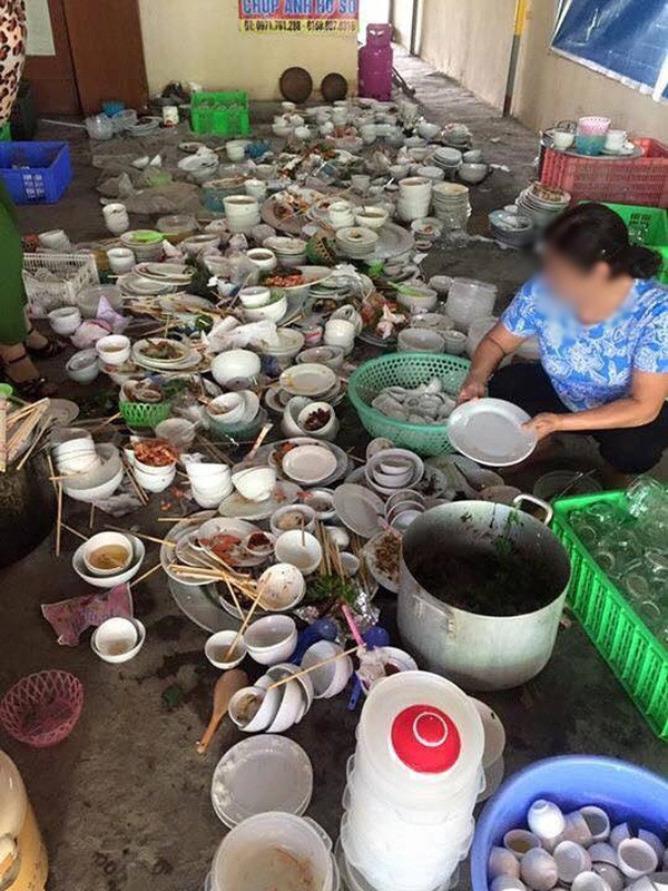 Mới đây, trên nhiều diễn đàn mạng xã hội các bà mẹ bỉm sữa liên tục chia sẻ bức ảnh nàng dâu rửa núi bát đũa trong ngày đầu tiên về nhà chồng với nhiều bình luận thương cảm. Khá nhiều cô gái tỏ ra sợ hãi và khẳng định, nếu bản thân rơi vào tình huống tương tự họ sẽ nhất quyết chống đối đến cùng chứ không ngồi rửa cả núi bát đũa như vậy. Một số chị em còn vội vàng kết tội gia đình nhà nàng dâu này quá phong kiến, khắt khe. Sau một vài ngày câu chuyện bị đẩy đi quá xa, chủ nhân của bức ảnh đã phải lên tiếng trần tình về nội dung bức ảnh, tránh gây hiểu lầm cho tất cả mọi người.