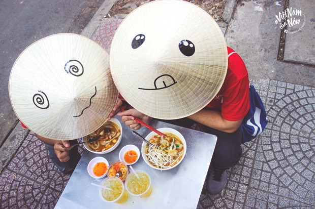 Và có lẽ hành trình đưa nón lá đi khắp muôn nơi được bắt đầu ở chính quê hương Việt Nam. Nhóm bạn trẻ thuộc Đoàn đại biểu Việt Nam tham gia Chương trình Tàu Thanh Niên Đông Nam Á, Nhật Bản năm 2016 (SSEAYP 2016) đã phối hợp với một vài cá nhân trẻ tuổi khác, xây dựng dự án nhiếp ảnh “Dắt nón lá đi khắp Việt Nam” với hoạt động chủ yếu là ghi lại hình ảnh chiếc nón lá quen thuộc ở chính những nơi gần gũi, bình dị nhất trên đất nước này.