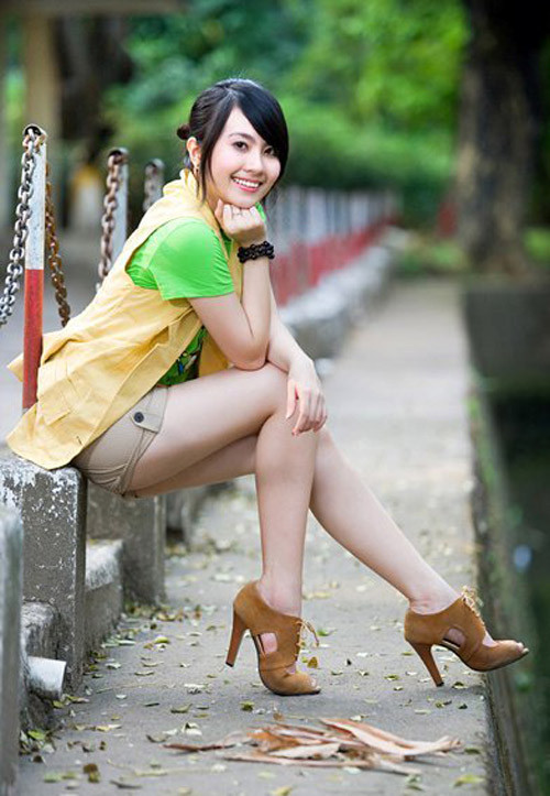 Ngày đó, Miss Teen Huyền Trang chinh phục, gây ấn tượng với công chúng nhờ ngoại hình xinh đẹp và một nụ cười tỏa nắng, gương mặt đáng yêu. Sau này Huyền Trang được xếp vào lứa hot girl đời đầu giành được nhiều thiện cảm từ công chúng với nhan sắc, tài năng được công nhận từ các cuộc thi cùng với một cuộc sống khá "lành", không ồn ào với nhiều vụ scandal như các nhân vật sau này. Ảnh: SVVN.