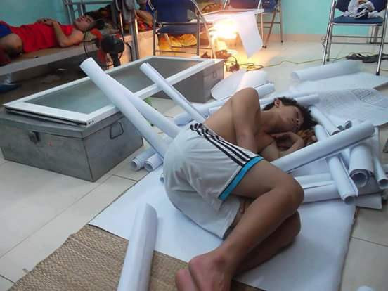 Ngày nay, ở Việt Nam hay nhiều quốc gia khác trên thế giới, kiến trúc vẫn luôn là một ngành học được đánh giá cao. Do tính đa dạng và đặc thù trong từng công việc nên những sinh viên theo đuổi ngành kiến trúc sau một thời gian dài học tập nếu thực sự chỉn chu và yêu nghề sẽ dần cảm nhận được những áp lực vô cùng lớn từ ngành nghề này. Chưa cần phải ra trường đi làm ở các công ty hay làm tư nhân mà ngay từ khi còn ngồi trên ghế giảng đường đại học, đặc biệt là vào các năm học cuối, sinh viên kiến trúc cũng phải trải qua nhiều áp lực kinh hoàng.