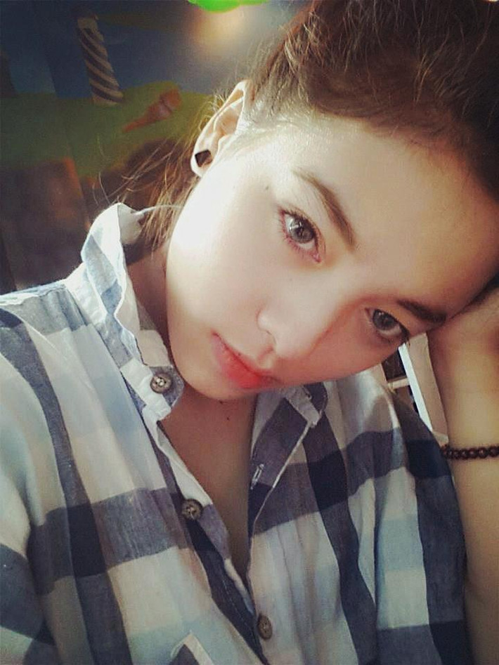 Nhìn những bức ảnh dưới đây, chắc hẳn nhiều người sẽ kết luận cô bạn đích thị là gái Tây hoặc con lai vì những đường nét thanh thoát, mái tóc vàng hung, chiếc mũi cao và đôi chân mày cực kỳ cuốn hút. Tuy nhiên, phải khẳng định rằng không chỉ bạn mà không ít người lần đầu gặp Phạm Lâm Thúy Huỳnh đều chung một câu hỏi về nguồn gốc thực sự của cô nàng 9X này. Ảnh trong bài: Facebook nhân vật.