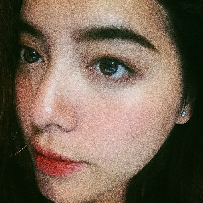 Cô nàng hot girl Sài thành rất chăm chỉ chụp ảnh "tự sướng" trên trang cá nhân.