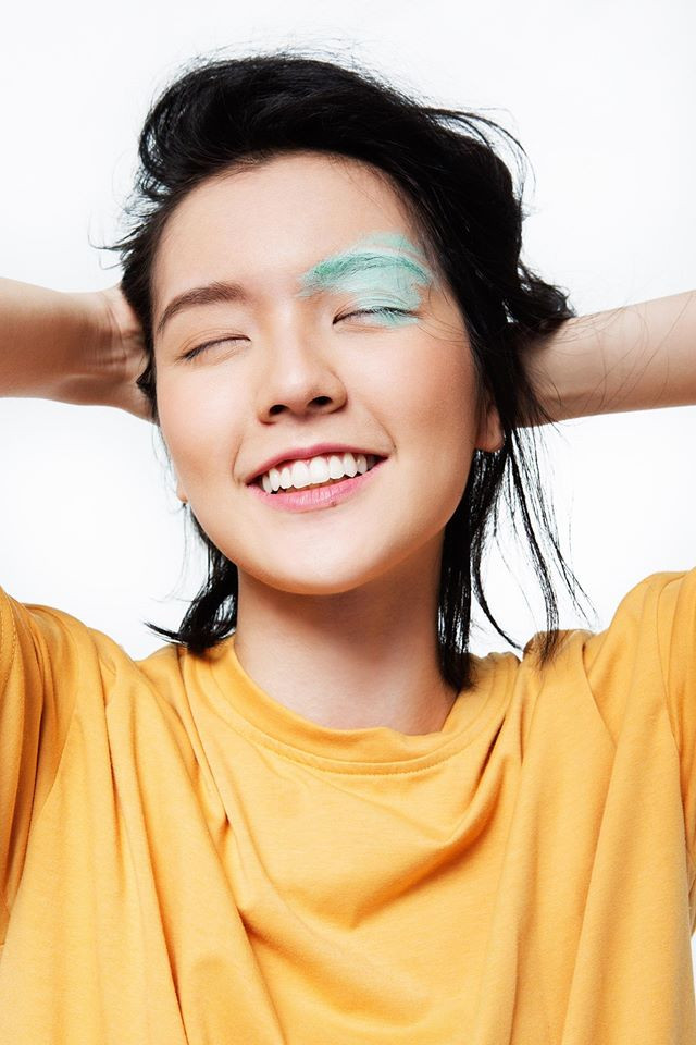 Điều này được thể hiện rõ ràng nhất trong bộ ảnh 18 Roses - được thực hiện nhân dịp Hải Tú bước sang tuổi 18. Nhằm ghi lại dấu ấn của tuổi trẻ, Cô nàng hot girl này đã thực hiện một bộ ảnh rất xuất sắc, sexy đến mức đầy bất ngờ và khiến rất nhiều bạn trẻ "yêu ngay từ cái nhìn đầu tiên". Vẫn với gương mặt xinh đẹp và thần thái hút hồn đó, nhưng lần này Hải Tú có vẻ táo bạo hơn khi lựa chọn trang phục rất sexy.