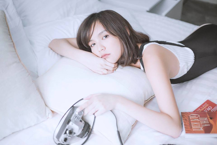 Năm nay 18 tuổi, Hải Tú đã có kinh nghiệm làm mẫu ảnh từ năm 2012 và công việc này đến với cô cũng rất tình cờ. Bắt đầu từ công việc làm mẫu ảnh thời trang, sau này Hải Tú tiến bộ hơn, chuyên nghiệp hơn và cho ra lò nhiều hơn những bộ ảnh đẹp, ấn tượng với nhiều concept độc đáo. Và từ một người mẫu lookbook, đến nay Hải Tú đã được biết đến như một hot girl mới nổi, có nhan sắc và tài năng xứng đáng được nhiều bạn trẻ khen ngợi và khâm phục. Ảnh: Rose Nguyen.