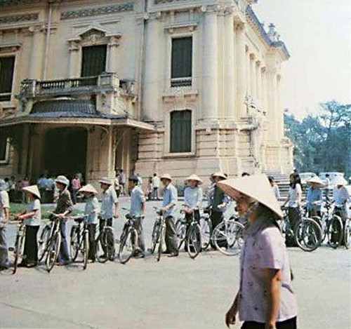 Cảnh xếp hàng mua thực phẩm cạnh Nhà hát Lớn Hà Nội.