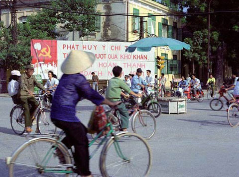 Xe máy thời kỳ này còn hiếm và xe đạp là phương tiện đi lại chủ yếu.