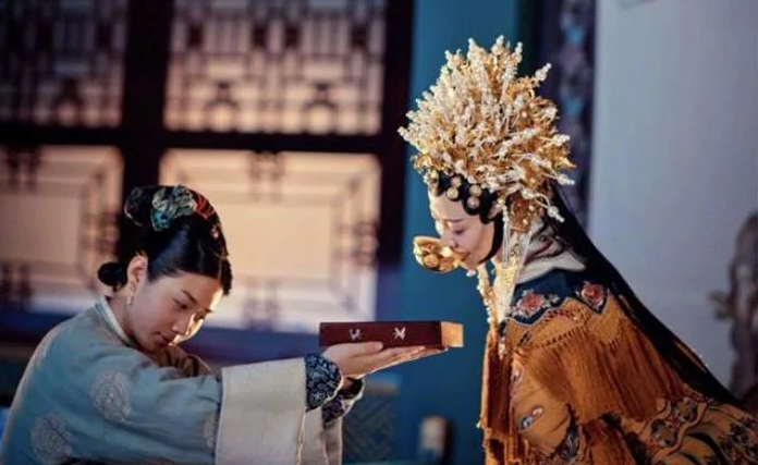 Năm Càn Long thứ 10 (1745), trong lúc bệnh nặng, bà được vua Càn Long sắc phong thành Hoàng Quý Phi nhưng chỉ sau 2 ngày kế vị, bà cũng qua đời và được vua phong tặng Tuệ Hiền Hoàng Quý Phi.