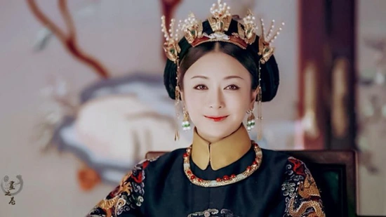 Phú Sát Hoàng Hậu (Hiếu Hiền Thuần Hoàng Hậu): Bà có xuất thân hiển hách, mang dòng họ Phú Sát ở Sa Tế thuộc Mãn Châu Tương Hoàng Kỳ. Năm 16 tuổi, bà được vua Ung Chính tuyển chọn và trở thành vợ của Càn Long.