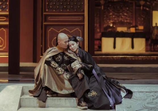 Lịch sử ghi lại, Nhàn Phi từng bước trở thành Nhàn Quý Phi sau khi Cao Quý Phi qua đời và chỉ xếp sau Phú Sát Hoàng Hậu. Đến khi vị Hoàng Hậu đầu tiên của vua Càn Long qua đời, với sự sủng ái, thương yêu của Hoàng đế Càn Long, bà chính thức thăng tiến trở thành Kế Hoàng Hậu của nhà vua.