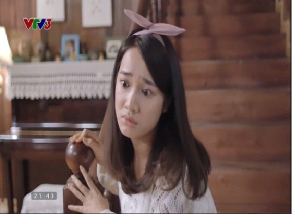 Hot girl phim Tuổi thanh xuân, Nhã Phương, xuất hiện trong phim là một nữ du học sinh Việt Nam tại Hàn Quốc. Sở hữu khuôn mặt đẹp, đôi mắt to, biểu cảm tốt đã khiến Nhã Phương tạo dựng được một hình ảnh rất thú vị, hấp dẫn nhiều bạn trẻ.