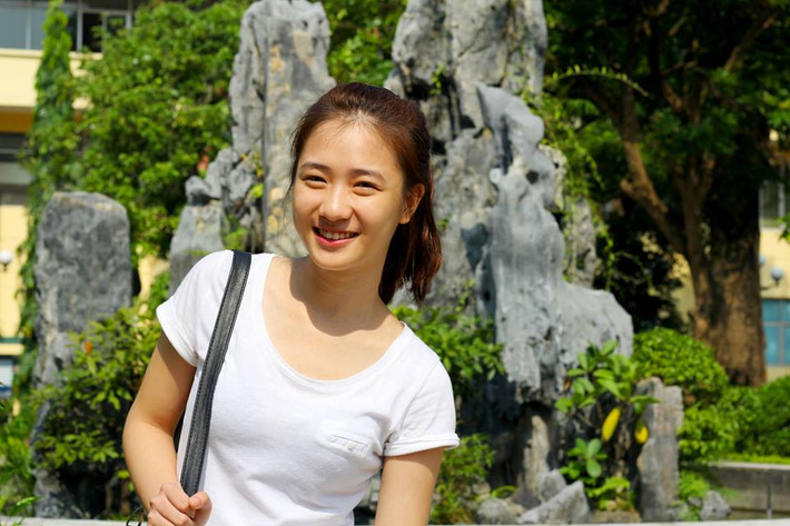 Xuất hiện trong một bức ảnh khoe mặt mộc trong lễ khai giải trường THPT Phan Đình Phùng, Hà Nội, Trâm Anh dần nổi tiếng và trở thành một hot girl không lâu sau đó.