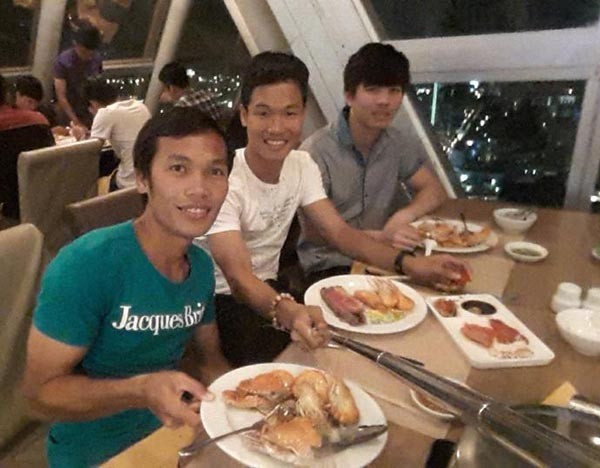 Ngoài đi chơi, thăm thú, các cầu thủ HAGL còn được dùng bữa tại một khách sạn sang trọng.