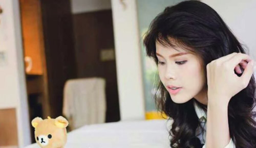 Dù còn nhiều tranh cãi về quá trình làm đẹp không tưởng, nhưng hiện tại, dung mạo của cô gái trẻ đã thay đổi rất đáng kể. Cô gái Thái Lan cũng dần xóa đi mặc cảm về ngoại hình của bản thân trước đây và bắt đầu sống tự tin, tích cực hơn.