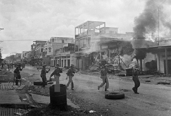 Quân ta tiến vào giải phóng Xuân Lộc. Từ đầu tháng 4/1975, các binh đoàn chủ lực của ta từ khắp các hướng tiến về Sài Gòn, tấn công địch với sức mạnh vũ bão và tiêu diệt toàn bộ tuyến phòng thủ từ vòng ngoài của địch