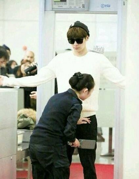 Với những bạn trẻ yêu thích các nhân vật nổi tiếng trong làng giải trí nói chung và các fan Kpop nói riêng, việc được tận mắt nhìn thấy thần tượng của mình đã là điều khó khăn, chưa nói đến là được tận tay ôm, chạm vào cơ thể của họ. Thế nên, hình ảnh về những nữ nhân viên an ninh ở sân bay, ngày ngày vẫn tiếp xúc, rà soát cơ thể của nhiều ngôi sao nổi tiếng đã khiến các fan Kpop phải phát ghen. Ảnh trong bài: Lollipop.sg