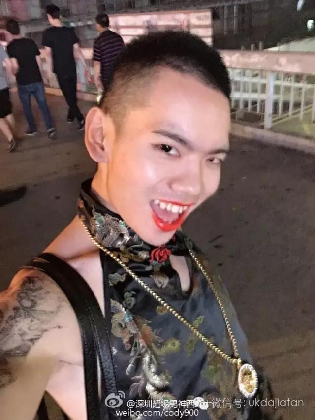 Chính những suy nghĩ, hành động này cùng vẻ ngoài chẳng giống ai đã khiến "cà chua tỷ tỷ" không có được mấy ai ủng hộ mình. Thậm chí anh chàng này còn đang trên bước đường trở thành một trong những "thảm họa" kinh khủng nhất trên mạng xã hội Trung Quốc. Cách biểu cảm, tạo dáng chụp ảnh của "cà chua tỷ tỷ" được người dùng Weibo mô tả là: "Không thể mê nổi".