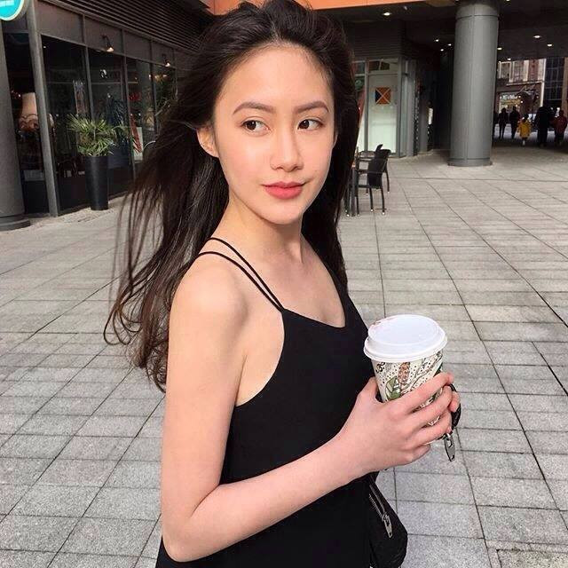 Cô hot girl tuổi teen này sở hữu khá nhiều túi xách, trang phục hàng hiệu và có lối makeup đặc trưng khiến nhan sắc, vẻ ngoài của mình thêm nổi bật. Chính những sự hấp dẫn này đã giúp ChiChi có được số lượng hàng trăm nghìn người yêu thích, theo dõi trên mạng xã hội và con số này hiện vẫn tăng lên mỗi ngày.