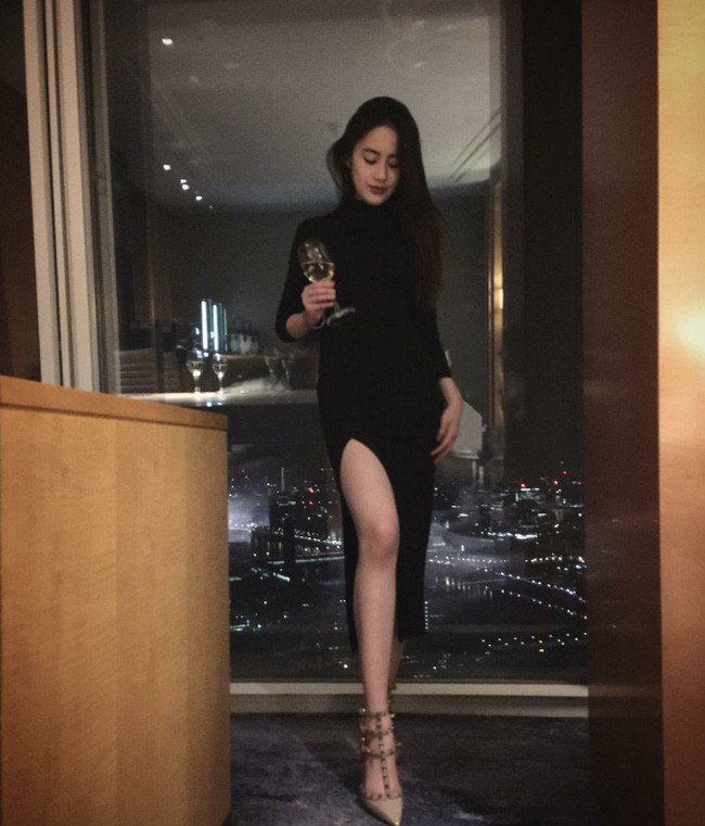 Những sự thay đổi trên có được là nhờ hiện tại cuộc sống của ChiChi đã khá đủ đầy, giàu có. Làm việc ở Anh nên ChiChi tự tạo ra nguồn thu nhập cao để phục vụ cuộc sống của bản thân và hỗ trợ gia đình ở Lào. Thời gian rảnh, ChiChi đi du lịch đến nhiều nước châu Âu, chụp ảnh “sang chảnh” khiến bạn trẻ nào cũng phải trầm trồ.