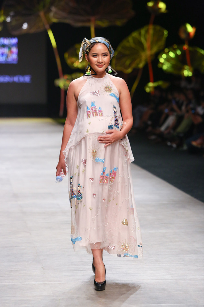 Người mẫu Phan Như Thảo bất ngờ bế bụng bầu sải bước trên sàn catwalk làm người mẫu mở màn cho bộ sưu tập "Viên mãn" của Thủy Nguyễn gây ấn tượng mạnh, tại sự kiện Vietnam International Fashion Week 2016, diễn ra tối 24/4. Bà bầu Phan Như Thảo trở thành hiện thân, là minh chứng cho sự hạnh phúc và viên mãn ở người phụ nữ trong giai đoạn chào đón con đầu lòng.