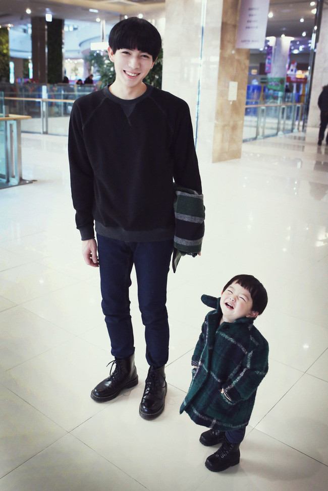 Vừa được ngắm trai đẹp, vừa được theo dõi cuộc sống của một hot boy "nhí" siêu cấp đáng yêu thì ai mà chẳng thích cơ chứ. Trang cá nhân của Kim In Woo hiện tại đã có hơn 80.000 lượt theo dõi rồi đó!