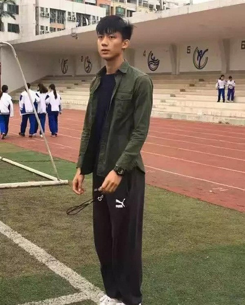 Khi được các nữ sinh xin chụp ảnh cùng, chàng thầy giáo đều từ chối một cách lịch sự. Được biết, anh chàng là một thầy giáo rất nghiêm khắc và lạnh lùng với học sinh.