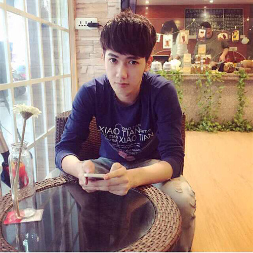 Theo một nguồn tin, chàng trai đẹp bất ngờ nổi tiếng này sinh năm 1995, hiện vẫn độc thân và đang công tác tại ga Đại học Quảng Tây.