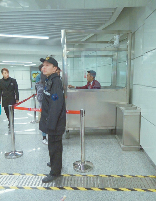 Trước sự hỗn loạn của các cô gái trẻ, ban quản lý nhà ga đã thuyên chuyển chàng nhân viên đẹp trai sang một vị trí khác để tránh làm ảnh hưởng tới hoạt động của nhà ga.
