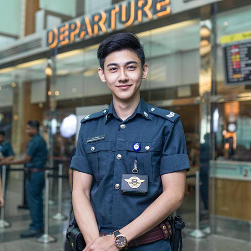 Từ một bức ảnh chụp lén, anh chàng cảnh sát trẻ ở sân bay Singapore bỗng “nổi như cồn” trên mạng. Chàng trai có sức hút đặc biệt với các cô gái này chính là Lee Min Wei, 22 tuổi, là Hạ sĩ của Lực lượng cảnh sát hỗ trợ ở trung tâm an ninh Certis Cisco.