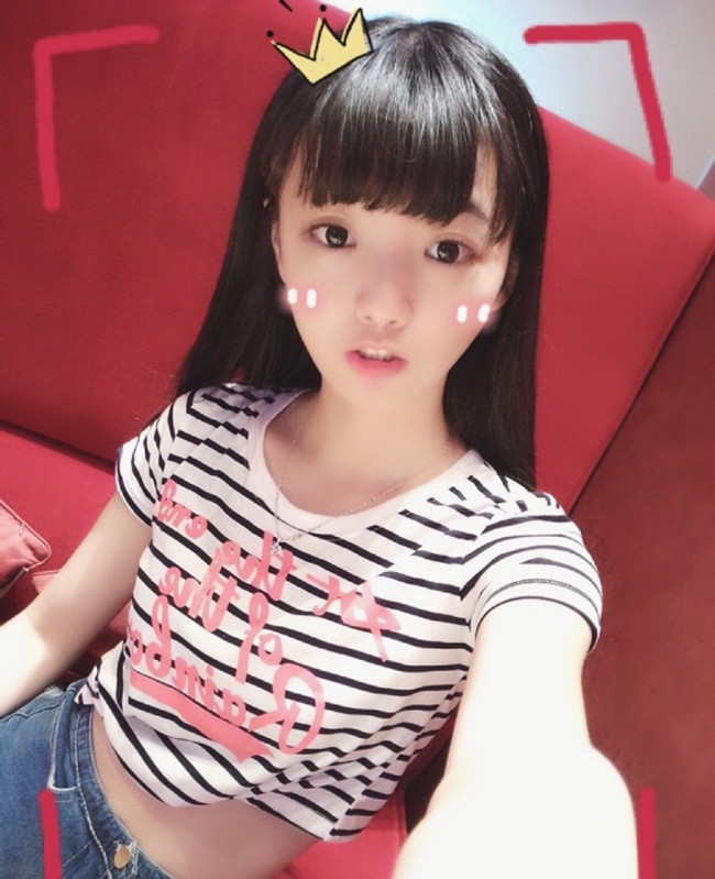 Xuất thân từ trường Đại học Nghệ thuật Đại Liên, cô giáo hot girl Thập Yêu Tương trẻ trung hệt như những nữ sinh cấp ba.