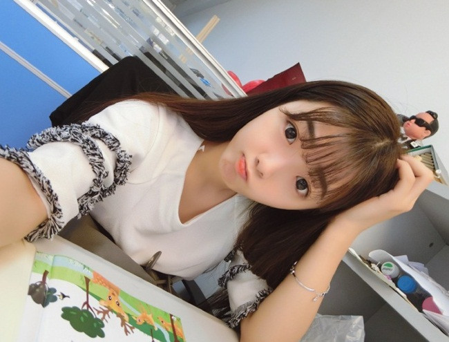 Vẻ đẹp ngây thơ, trong sáng như búp bê của cô nàng làm xiêu lòng hàng vạn đấng mày râu. Ảnh: Toutiao