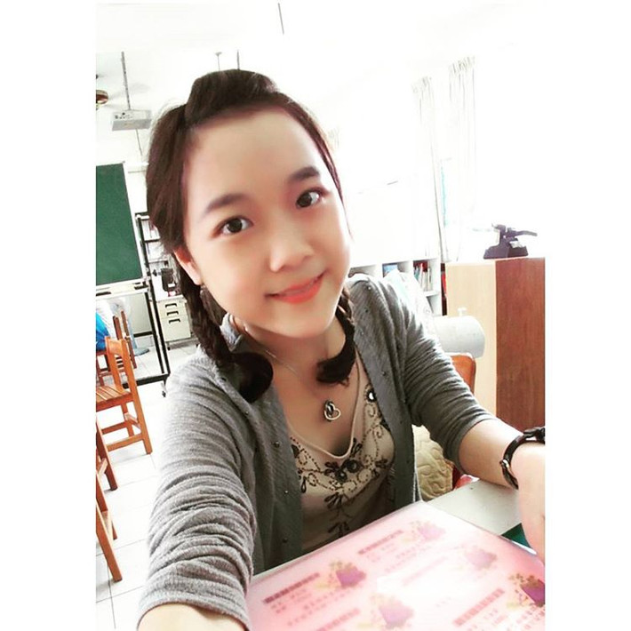 Qua một số thông tin được báo chí xứ Trung cung cấp, theo đó cô giáo được nhắc đến trong câu chuyện hiện đang là một giáo viên tiểu học giảng dạy tại Đài Loan có nickname Yaishuan.