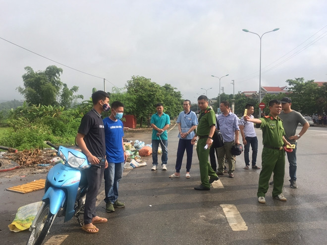 Theo đó nhằm xóa dấu vết, tránh sự điều tra của lực lượng chức năng, Bùi Văn Công cùng các đối tượng đã cùng nhau lau rửa cơ thể nạn nhân trước khi đưa tới hiện trường là ngôi nhà bỏ hoang của em gái Bùi Văn Công, ngay phía sau căn nhà của vợ chồng y.
