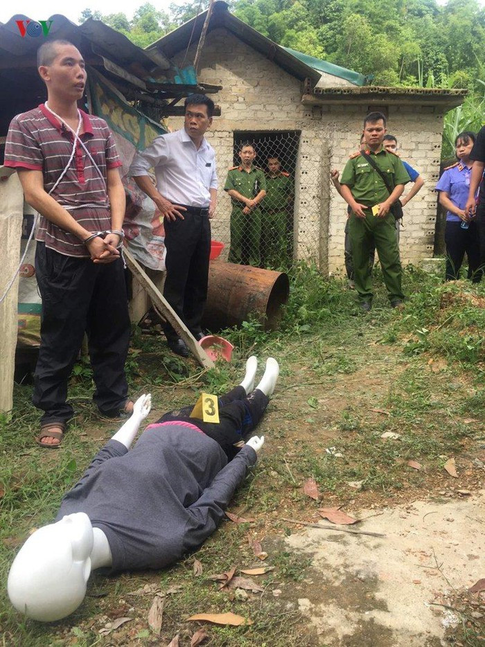 Lường Văn Lả (28 tuổi), trú tại bản Mển, xã Thanh Nưa, huyện Điện Biên, tỉnh Điện Biên. Lường Văn Lả là một trong các bị can bị Công an tỉnh Điện Biên khởi tố, bắt tạm giam vào ngày 17.2 khi đang trên đường bỏ trốn. Lả là bị can cùng khiêng xác nữ sinh giao gà đến hiện trường ở khu chăn nuôi của ngôi nhà bỏ hoang. (Ảnh VOV)