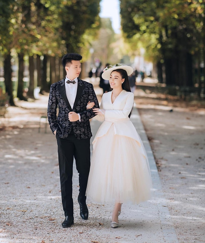 Ngoài ảnh cưới đậm chất dân chơi, cả hai cũng có những bức ảnh cưới mang màu sắc cổ điển. Cô dâu trẻ tiết lộ đã mất kha khá thời gian và tâm sức cho những shoot hình này.