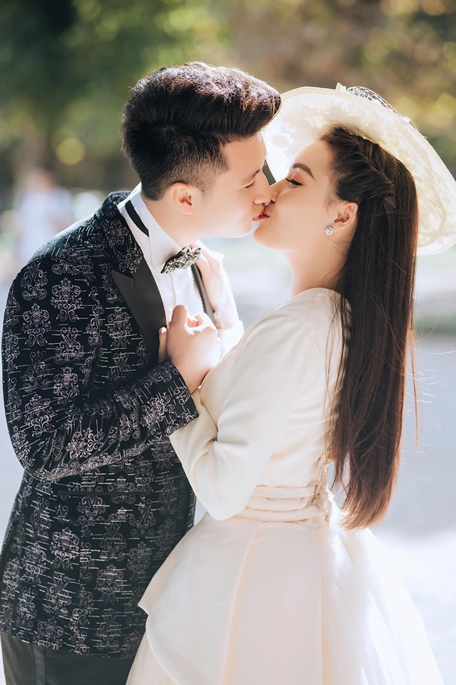 "Con người mà, không ai hoàn hảo cả nhưng chồng tin rằng nếu chúng ta yêu nhau thật sự, chúng ta sẽ thông cảm và hiểu và bao dung. Cũng phải nói nhẫn nhịn tùy trường hợp nữa vợ nhỉ?", Trọng Hưng nhắn nhủ đến bà xã.
