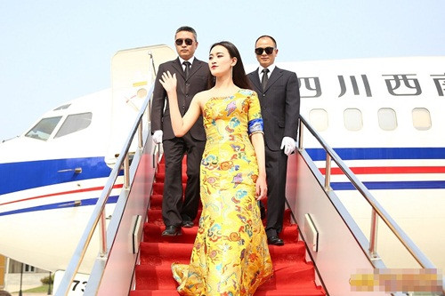 Sau khi những hình ảnh về lễ tốt nghiệp siêu sang của sinh viên trường hàng không Tây Nam Tứ Xuyên được lan truyền đã thu hút rất nhiều sự chú ý từ cộng đồng mạng.